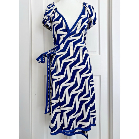 DVF Diane Von Furstenberg Iconic Silk Wrap Dress Betsy Blue White Sz 2 Geometric - Picture 1 of 16